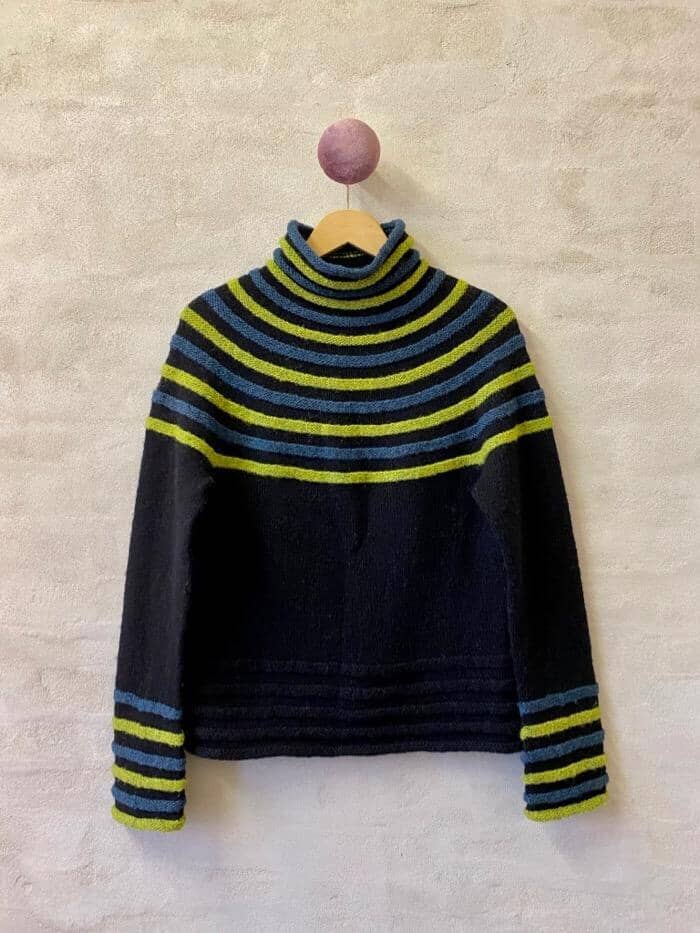 Corona sweater af Hanne Falkenberg, strikkekit | 71 Black, 41 Petrol, 03 Pistachio