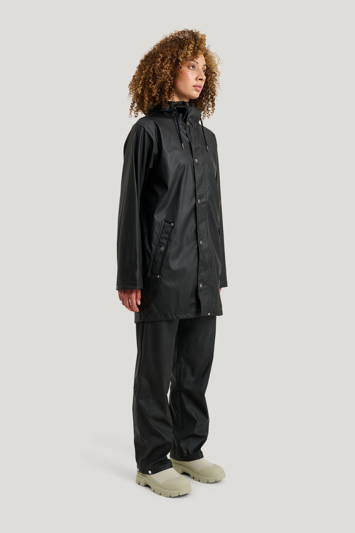 Timeless rain jacket made from recycled PU material.