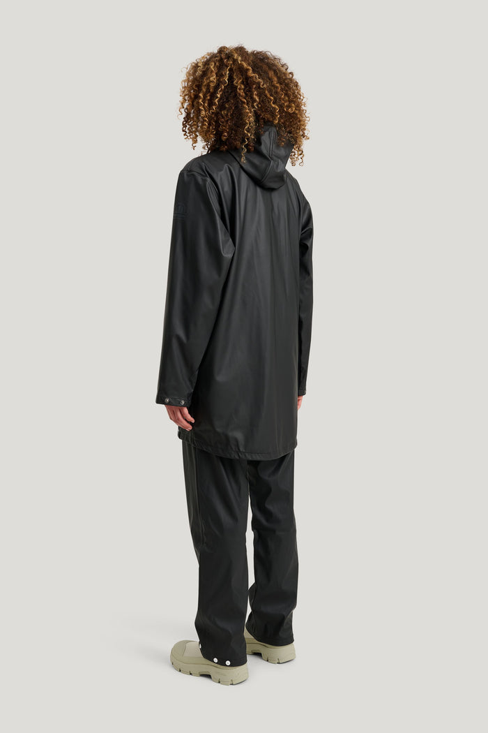 Timeless rain jacket made from recycled PU material.
