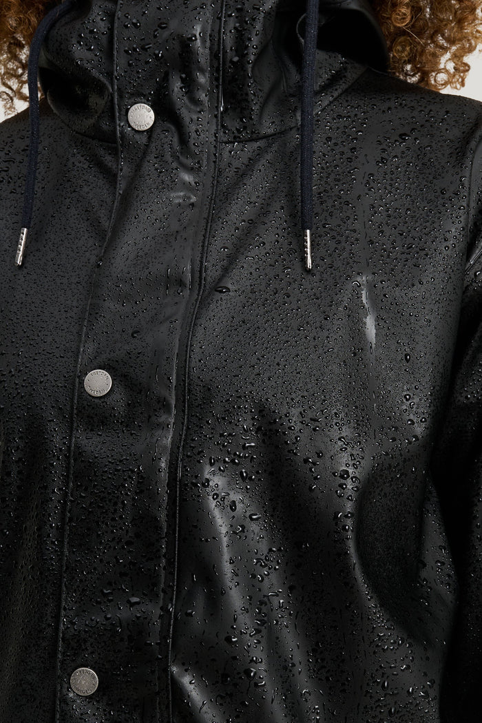 Timeless rain jacket made from recycled PU material.